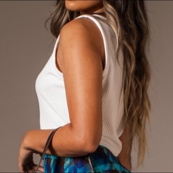 Cropped ribbed poly knit tank w front notch detail. - Picture 2 of 2